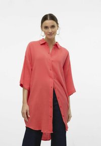 Длинная блузка