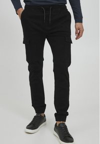 Брюки с накладными карманами