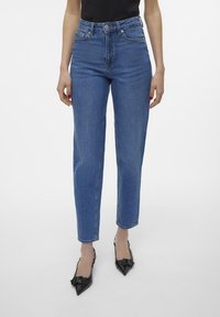 Короткие джинсы