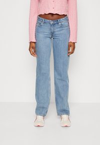 Прямые джинсы