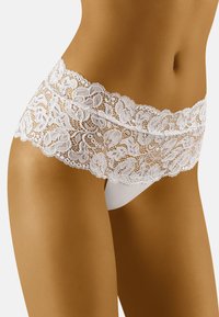 Трусы на бедрах