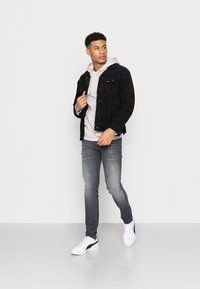 Пуловер с капюшоном Пуловер с капюшоном