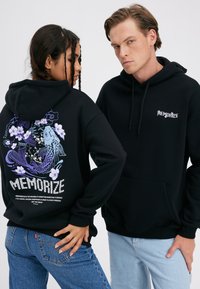 Пуловер с капюшоном Пуловер с капюшоном