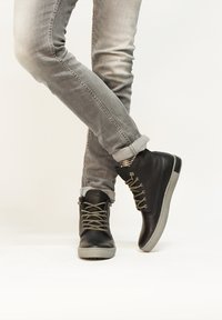 Ботинки на шнуровке