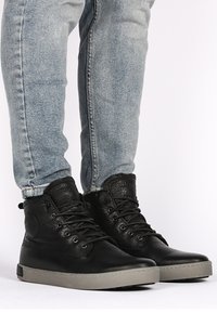 Высокие кеды