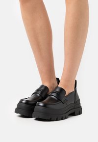 Полуботинки