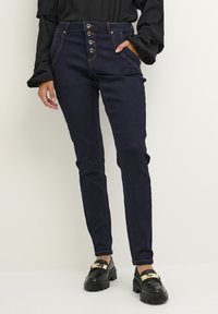 Узкие джинсы