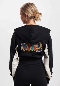 Пуловер с капюшоном Пуловер с капюшоном