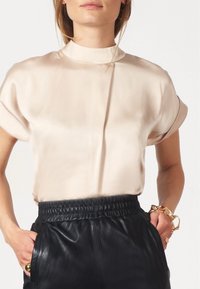 Атласная блузка