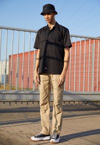 Брюки с накладными карманами Брюки с накладными карманами