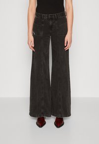 Клешеные джинсы Клешеные джинсы