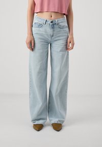 Свободные джинсы