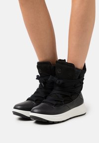 Сапожки на танкетке Сапожки на танкетке