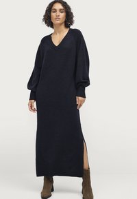 Вязаное платье