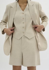 Длинный блейзер