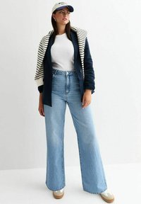 Клешеные джинсы Клешеные джинсы