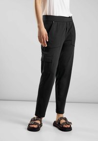 Брюки с накладными карманами