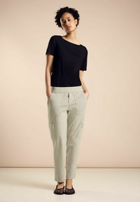 Брюки с накладными карманами Брюки с накладными карманами