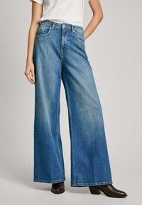 Клешеные джинсы Клешеные джинсы