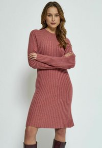 Платье футляр