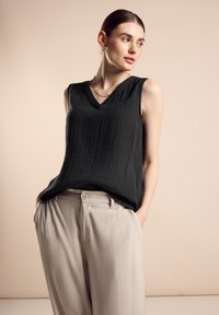 Блузка без рукавов