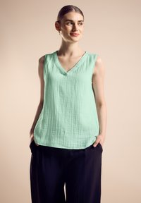 Блузка без рукавов