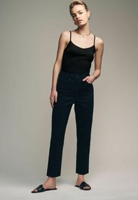 Топ на бретельках