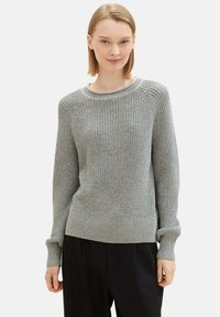 Пуловер в полоску