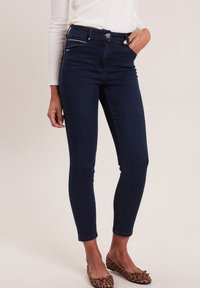 Короткие джинсы