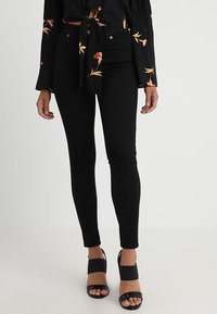 Узкие джинсы