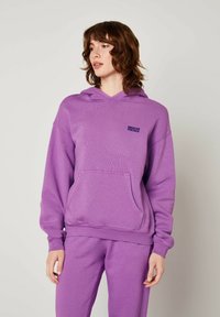 Пуловер с капюшоном Пуловер с капюшоном