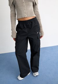 Брюки с накладными карманами