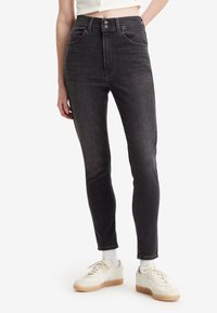 Узкие джинсы