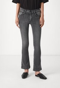 Клешеные джинсы