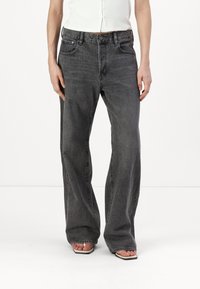 Свободные джинсы Свободные джинсы