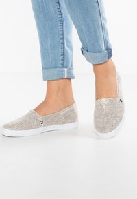 Кеды без шнуровки Кеды без шнуровки