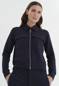 Куртка с накладнымит карманами