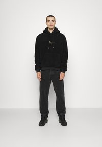 Пуловер с капюшоном Пуловер с капюшоном