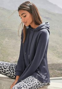 Пуловер с капюшоном Пуловер с капюшоном