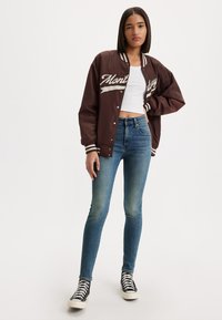 Узкие джинсы