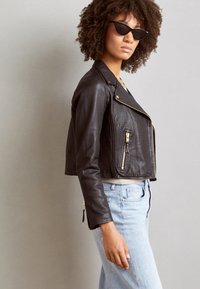 Короткая куртка