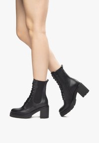 Полусапожки на высоком каблуке Полусапожки на высоком каблуке