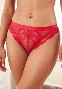 Трусы на бедрах