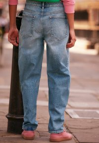 Короткие джинсы