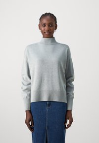 Пуловер в полоску