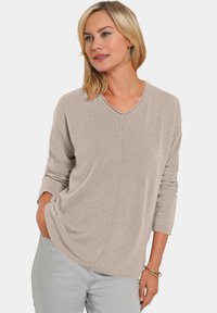 Пуловер с вырезом V