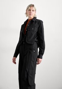 Юбка с накладными карманами