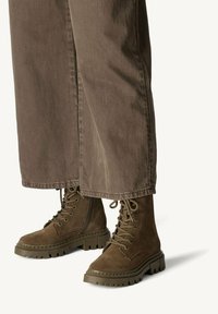 Ботинки на шнуровке