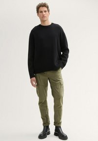 Брюки с накладными карманами Брюки с накладными карманами