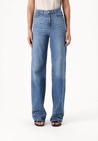 Свободные джинсы Свободные джинсы